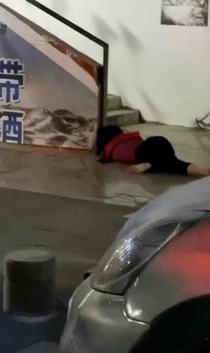 （女子高楼坠下视频）