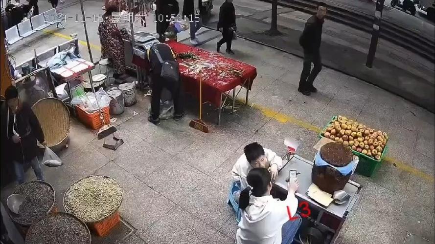 新澳天天彩2025芳草地和天降花盆砸路人脚边与花盆坠落将人砸死